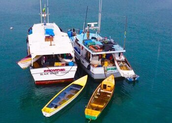Grandes barcos pesqueros en archipiélago de San Andrés