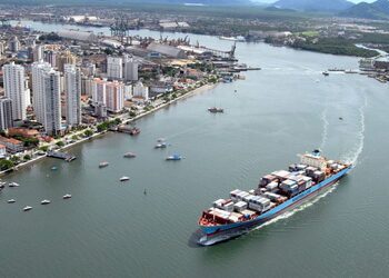 Buque mercante zarpando del puerto de Santos en Brasil