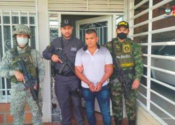 narcotraficante colombiano retenido por agentes de policía