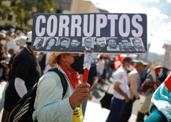 Manifestante de El Salvador señala a funcionarios que considera corruptos, incluido el presidente