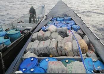 Panamanian officals intercept a shipment of drugs on a speedboat