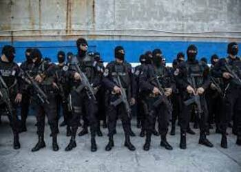 El Salvador security forces standing guard