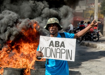 Manifestante protesta contra los secuestros en Puerto Príncipe, Haití