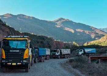 Hilera de camiones bajando carbón de las montañas de La Libertad, Perú