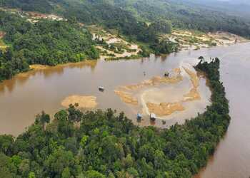 Dragas usadas en minería ilegal de oro operando en tierra de nadie en río Lawa, entre Surinam y Guyana Francesa