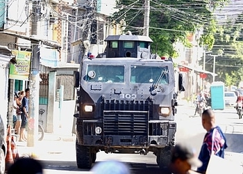 An armored military police vehicle in Vila Cruzeiro