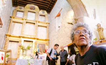 Iglesias de México son blanco de extorsión y otros delitos por parte del crimen organizadoA church goer in Mexico City
