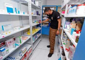 Agente inspecciona farmacia que vendía ilegalmente drogas sintéticas