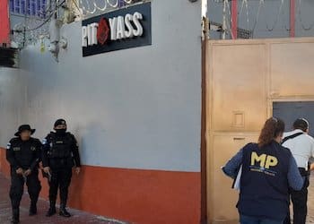 Policía de guardia afuera del Hotel, Club y Spa Pitayass, después de desmantelar una red de trata de personas en Guatemala