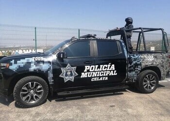 Agente de policía de guardia en Celaya, Guanajuato, México.