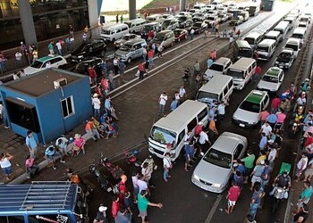 Conductores bloquean el Puente de la Amistad entre Brasil y Paraguay en protesta por operativos anticontrabando