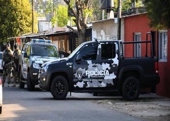 Policía afuera de las casas de presuntos pandilleros de Los Monos en Rosario, Argentina