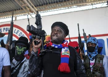 Jimmy Cherizier, alias “Barbeque”, ostenta un arma automática, acompañado de sus subalternos