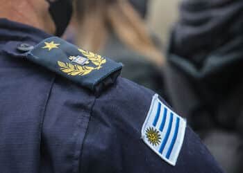 Policía usando uniforme en Montevideo.