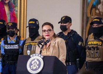 Xiomara Castro, presidenta de Honduras, anuncia el estado de excepción en una conferencia de prensa