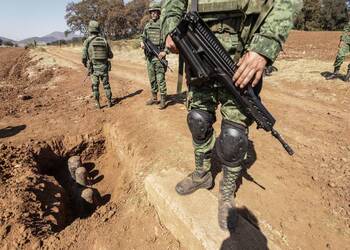 Militares mexicanos vigilan oleoductos, en tanto el gobierno intenta reducir el huachicoleo.