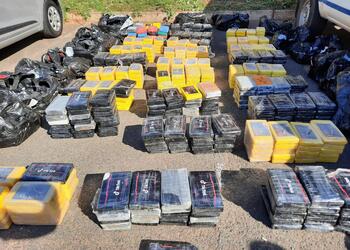 La policía africana exhibe media tonelada de cocaína incautada.