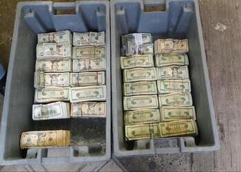 Dólares estadounidenses decomisados durante un operativo de la policía en Ecuador. Lavado de dinero en Latinoamérica