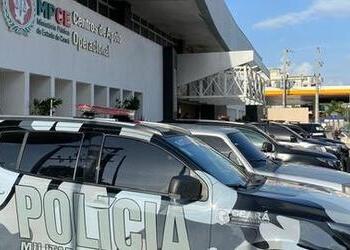 Patrullas de policía frente a la sede de la policía en Fortaleza, Ceará, Brasil