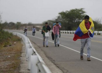 Migrantes caminan por una de las tantas rutas para cruzar de un país a otro