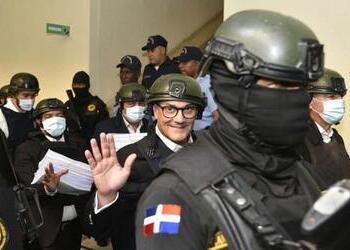 El excandidato presidencial Castillo sonríe mientras ingresa a un tribunal por cargos de corrupción