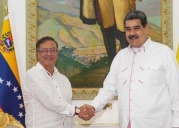 Gustavo Petro y Nicolás Maduro caminan en el Palacio de Miraflores