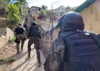 Fuerzas de seguridad de Venezuela avanzan hacia un caserio