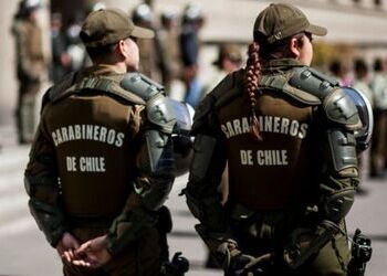 Dos miembros de la policía militarizada de Chile, conocidos como Carabineros