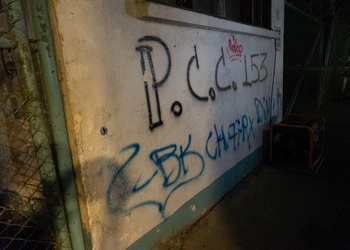 Un graffitti del PCC se ve en un muro de la Triple Frontera entre Colombia, Perú y Brasil
