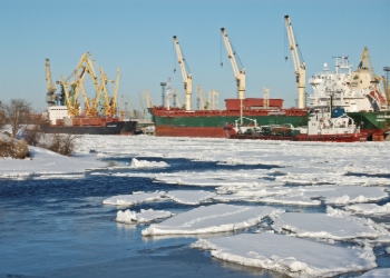 Dos buques de carga anclados en el puerto de San Petersburgo, en Rusia, ante un mar con bloques de hielo.