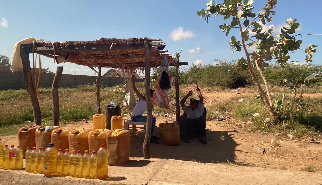 Vendedores de gasolina de contrabando en Zulia, Venezuela.