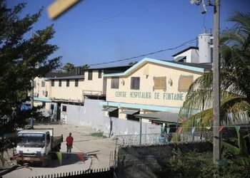 Una foto que muestra el Centro Hospitalario de Fontaine, que fue evacuado tras recibirse informes de actividad de pandillas en la zona.