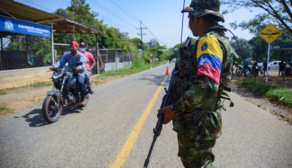 Imagen principal: Un guerrillero del EMC de las ex-FARC vigila un puesto de control en Corinto, Colombia, el viernes 12 de abril de 2024, un día después de la explosión de un carro bomba en la ciudad cercana de Miranda. Crédito: Edwin Rodríguez, Associated Press