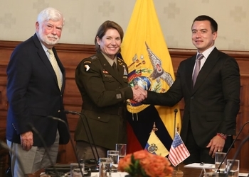 US General Laura Richardson shakes hands with President Daniel Noboa in Ecuador - General estadounidense Laura Richardson estrecha la mano del Presidente Daniel Noboa en Ecuador