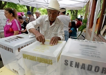 A man casts his vote in Mexico Un hombre deposita su voto en México