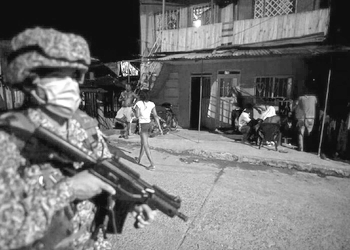 Militares patrullan las calles de Buenaventura