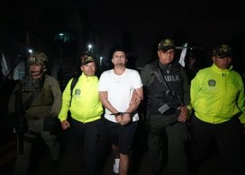 José Manuel Vera, alias “Satanás,” with Colombian police following his arrest in Ecuador