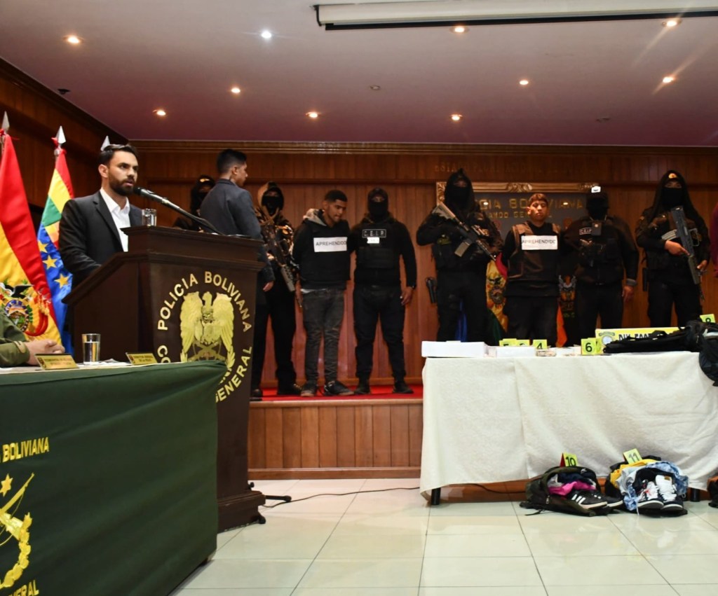 Bolivian government minister Eduardo Castillo presents suspected Tren de Aragua members at a press conference

Ministro