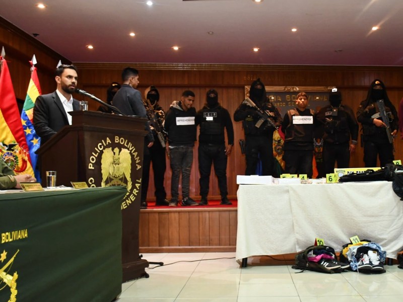 Bolivian government minister Eduardo Del Castillo presents alleged Tren de Aragua members at a press conference Ministro de Gobierno de Bolivia, Eduardo Del Castillo, presenta en rueda de prensa a presuntos integrantes del Tren de Aragua