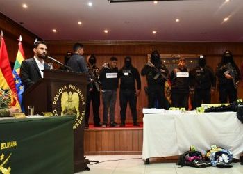 Bolivian government minister Eduardo Del Castillo presents alleged Tren de Aragua members at a press conference Ministro de Gobierno de Bolivia, Eduardo Del Castillo, presenta en rueda de prensa a presuntos integrantes del Tren de Aragua