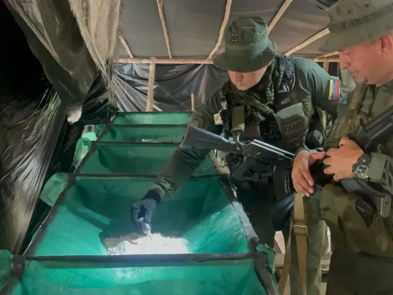Soldiers inspect a cocaine laboratory in Zulia, Venezuela Soldados inspeccionan un laboratorio de cocaína en Zulia, Venezuela