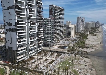 Una imagen aérea de Acapulco muestra apartamentos frente a la playa destruidos después del paso del huracán Otis.
