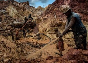 Mineros en una mina ilegal en Venezuela