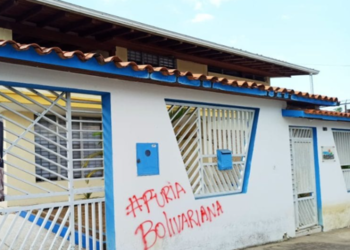 Graffiti referencing the Venezuela citizen control campaign, the Plan Bolivarian Fury. Un grafiti hace alusión a la campaña de represión política Furia Bolivariana.