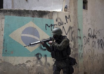 Un policía armado en uno de los barrios de Brasil, conocidos como favelas