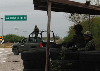Soldados de México en una camioneta