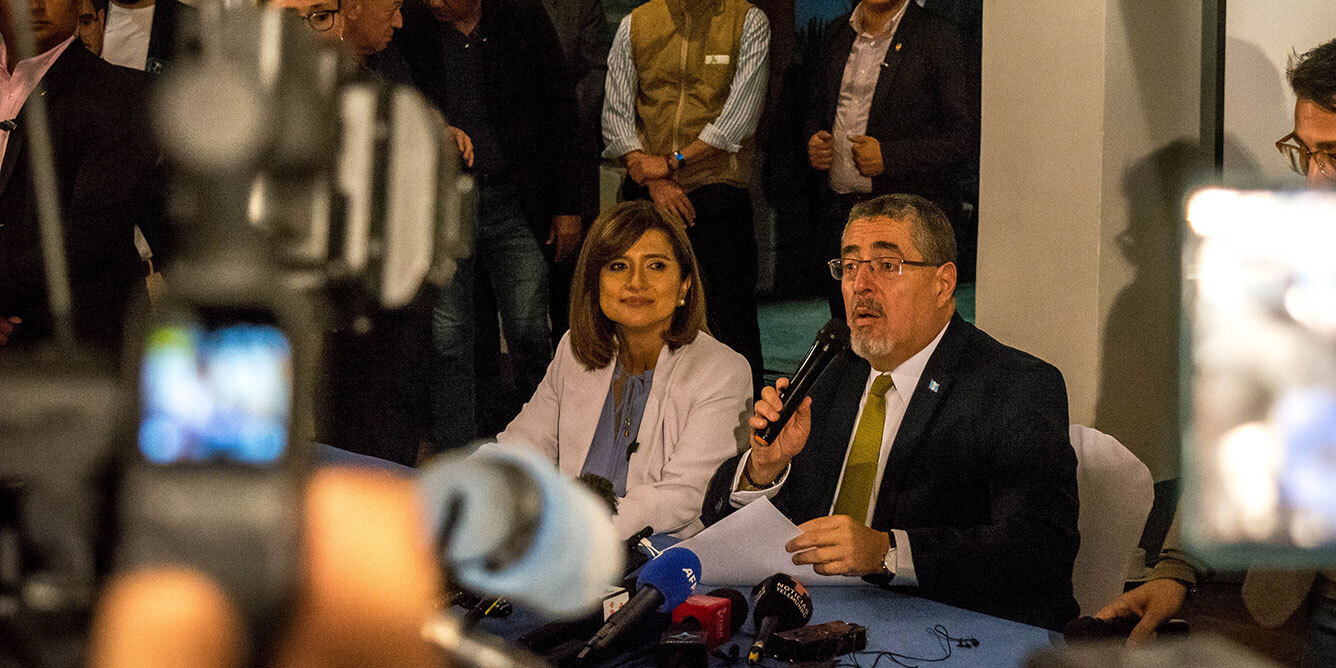 Bernardo Arévalo y Karin Herrera, del Movimiento Semilla, responden preguntas de la prensa tras la victoria en las elecciones presidenciales de Guatemala