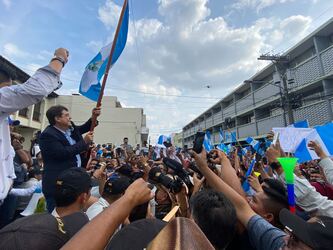 Carlos Pineda ondea la bandera de Guatemala