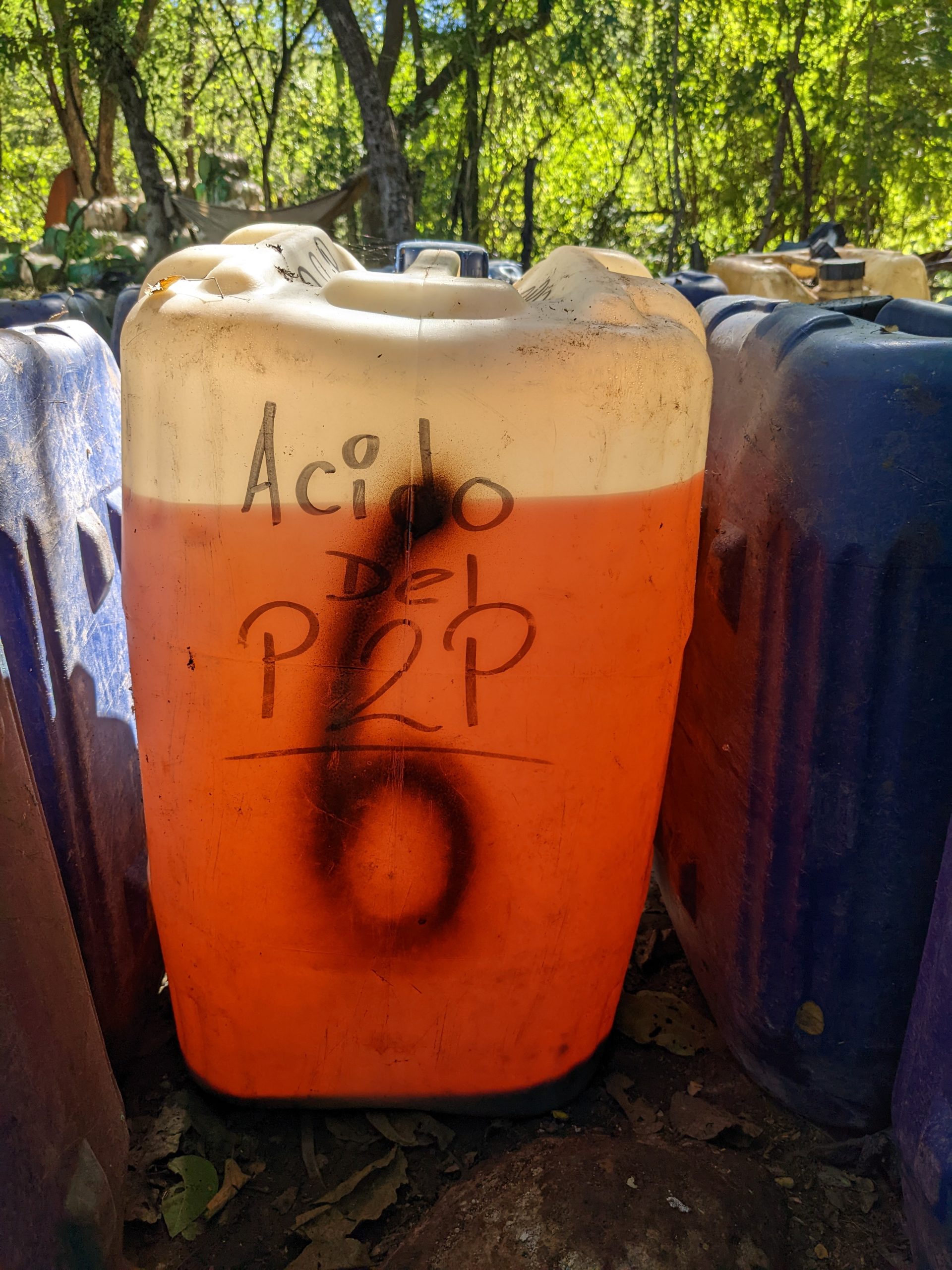 Esta foto muestra un barril de P2P en un laboratorio de metanfetamina