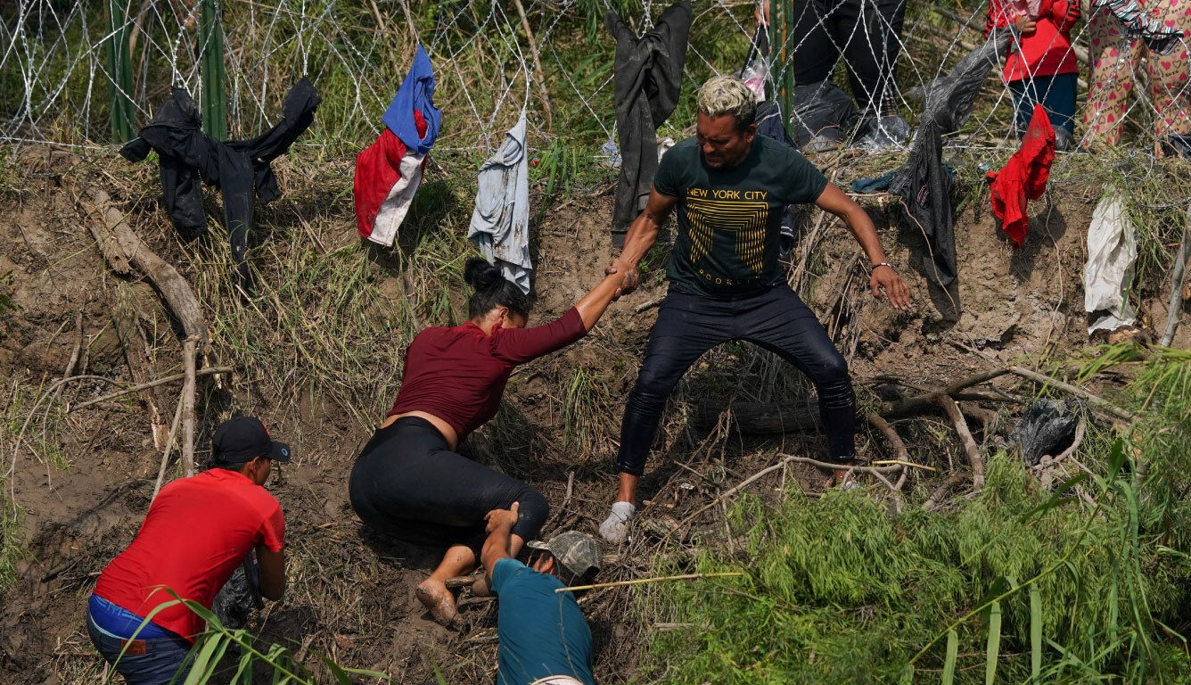 Venezuelan migrants struggle to cross the Rio Grande between Mexico and the United States.